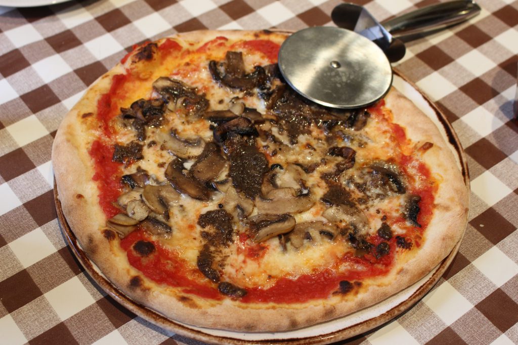 Pizza de Setas y Trufa - Restaurante Fellina - nuevo italiano en Madrid