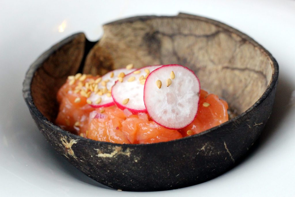 tartar de salmón sobre aguacate con marinada japonesa - Alilian restaurante Boadilla del Monte