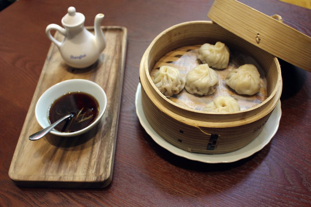Xialongbao rellenos de carne, setas y foie. Carta Shanghai mama Juan Bravo - dumplings