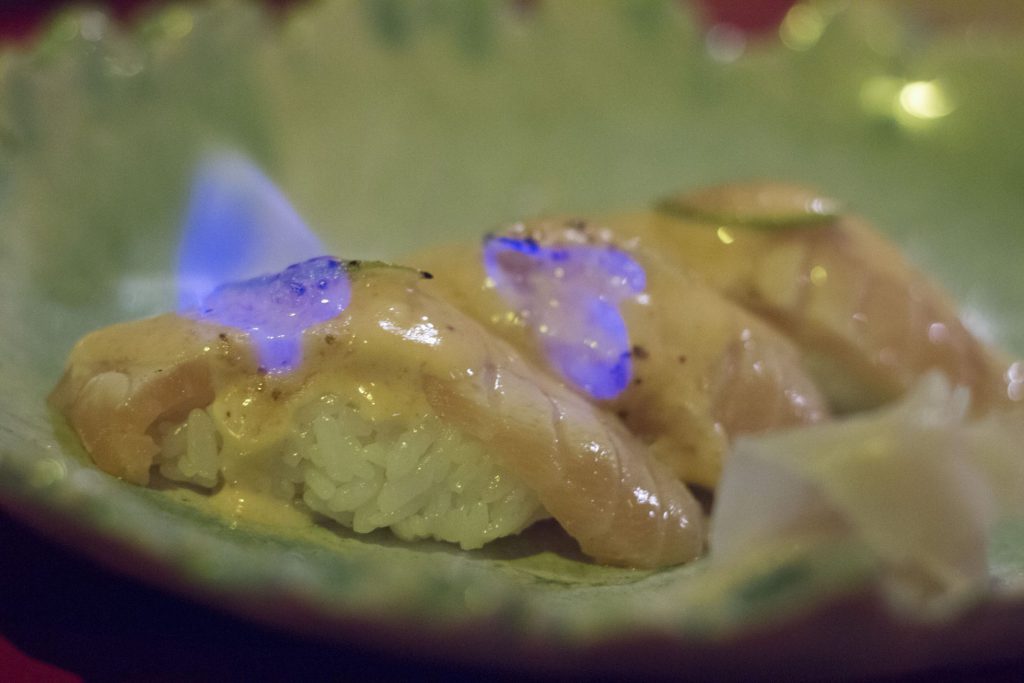 nigiri  salmón flambeado con lima y kimchi  formentera