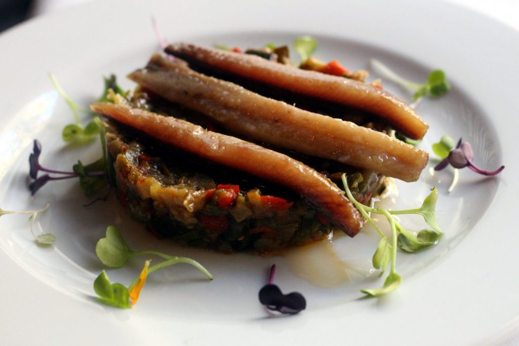  Lomo de sardina ahumada, pisto y pan de cristal restaurante seduccin a la carta madrid