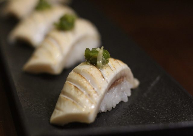 niguiri pez mantequilla con anchoa nakama restaurante