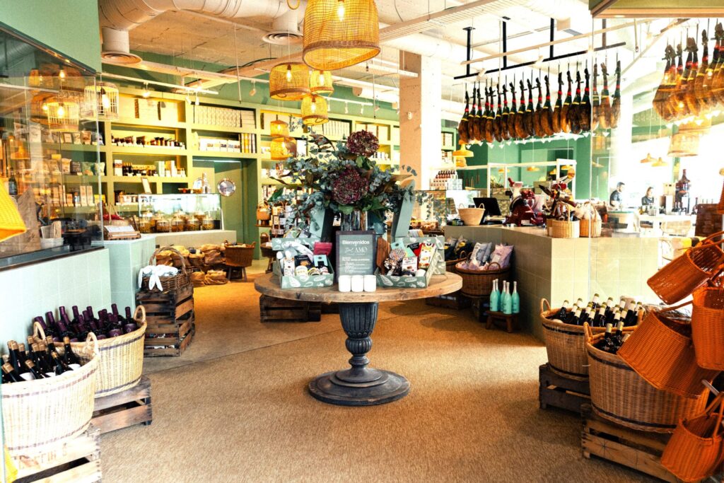 Interior de Del Amo, ultramarinos moderno y espacio para comer en El Encinar de la Moraleja, Madrid