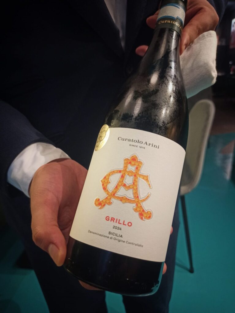 Vino blanco Grillo 2024 de Curatolo Arini servido en Gianna Ristorante Madrid