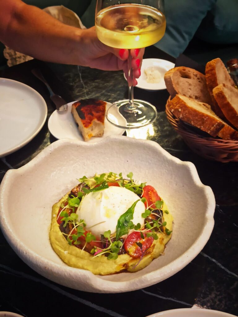 Burrata Italo-Thai con berenjena marinada, curry verde, tomate y brotes de verduras en Gianna Ristorante Madrid