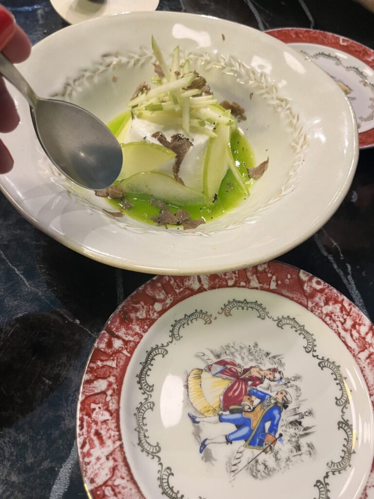 Panna cotta Contraste con texturas de manzana y trufa de verano rallada en Gianna Ristorante Madrid