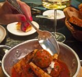 Legado de Gianna, albóndigas de la receta de la abuela Gianna con salsa arrabbiata, cabra, perejil y pan tostado