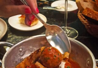 Legado de Gianna, albóndigas de la receta de la abuela Gianna con salsa arrabbiata, cabra, perejil y pan tostado