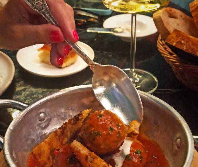 Legado de Gianna, albóndigas de la receta de la abuela Gianna con salsa arrabbiata, cabra, perejil y pan tostado