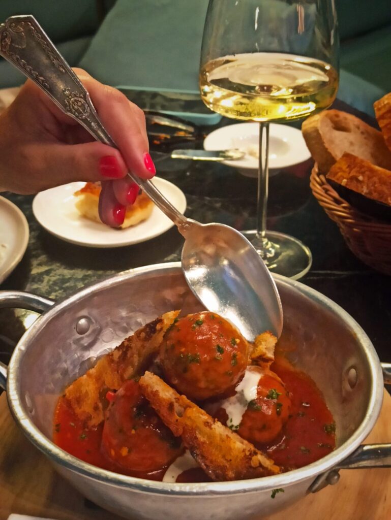 Legado de Gianna, albóndigas de la receta de la abuela Gianna con salsa arrabbiata, cabra, perejil y pan tostado