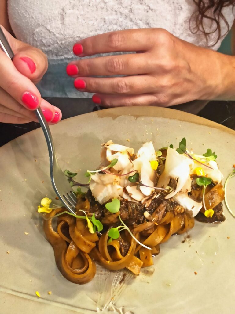 Fettuccini del Bosque con guiso de conejo a la cazadora, ajo negro, setas portobello, romero y cítricos en Gianna Ristorante Madrid