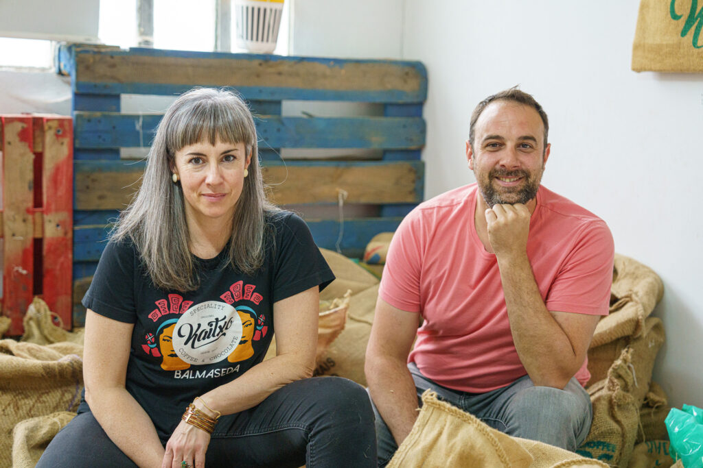 Raquel y Jon Mikel González, fundadores de Kaitxo, firma vasca de chocolate bean to bar