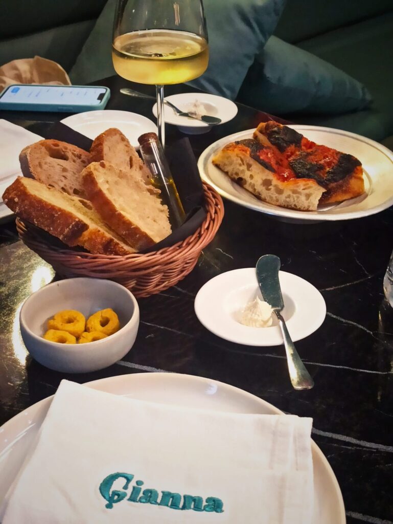 Panes y focaccia casera con aceite y mantequilla en Gianna Ristorante Madrid