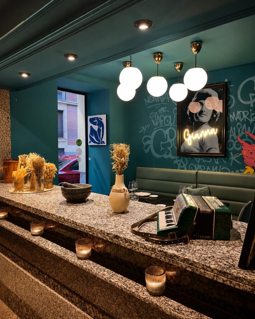 Barra de Gianna Ristorante en Madrid con el retrato de Gianna y decoración italiana