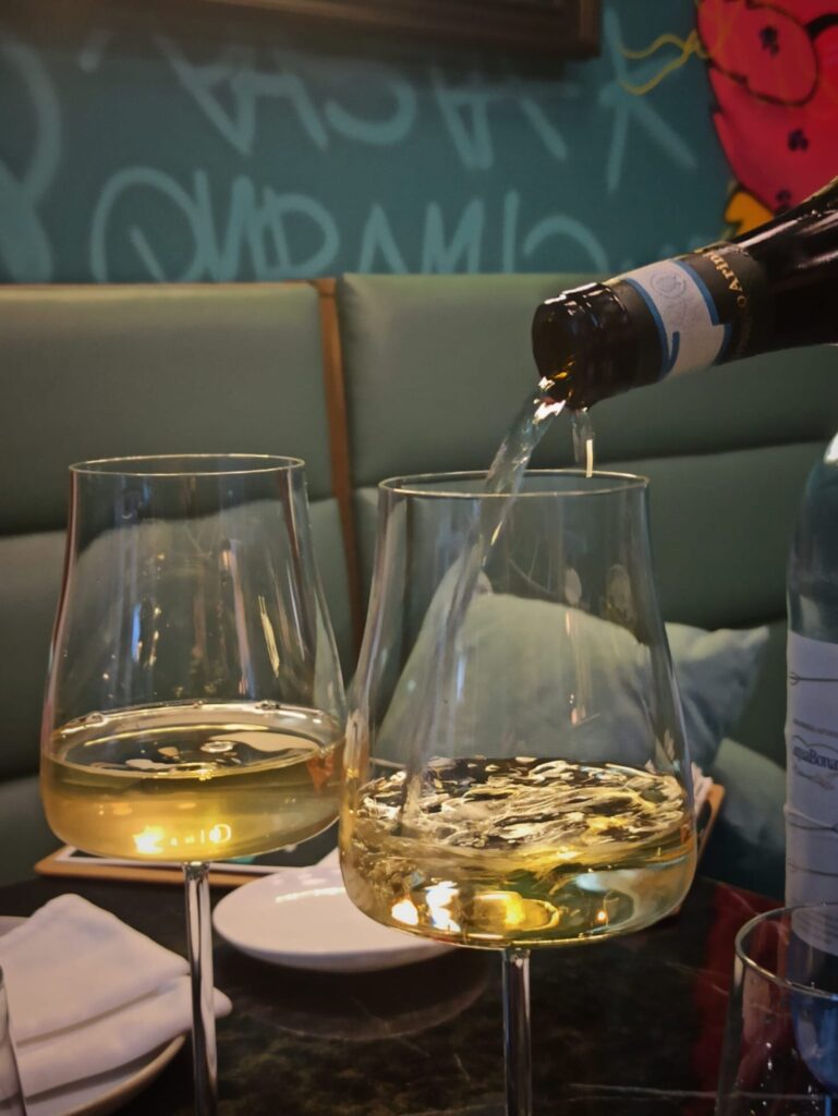 Vino blanco Grillo 2024 de Curatolo Arini servido en Gianna Ristorante Madrid