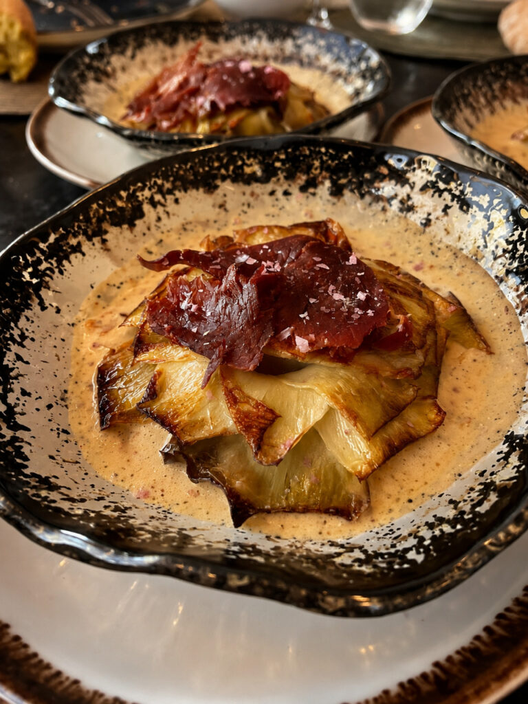 Alcachofa con mousse de foie y crujiente de cecina en La Terrace de la Vega, en Alcobendas.