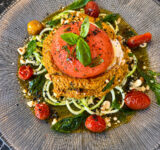 Burrata con pesto rojo de avellanas, tomates cherry y soja y jengibre