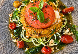 Burrata con pesto rojo de avellanas, tomates cherry y soja y jengibre