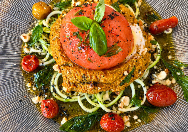 Burrata con pesto rojo de avellanas, tomates cherry y soja y jengibre