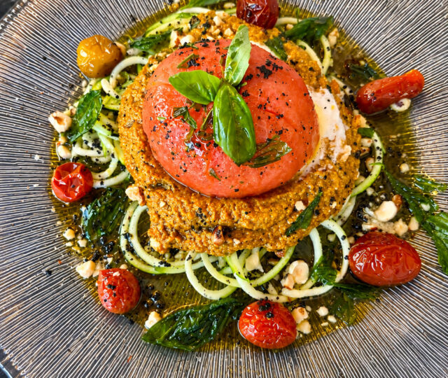 Burrata con pesto rojo de avellanas, tomates cherry y soja y jengibre