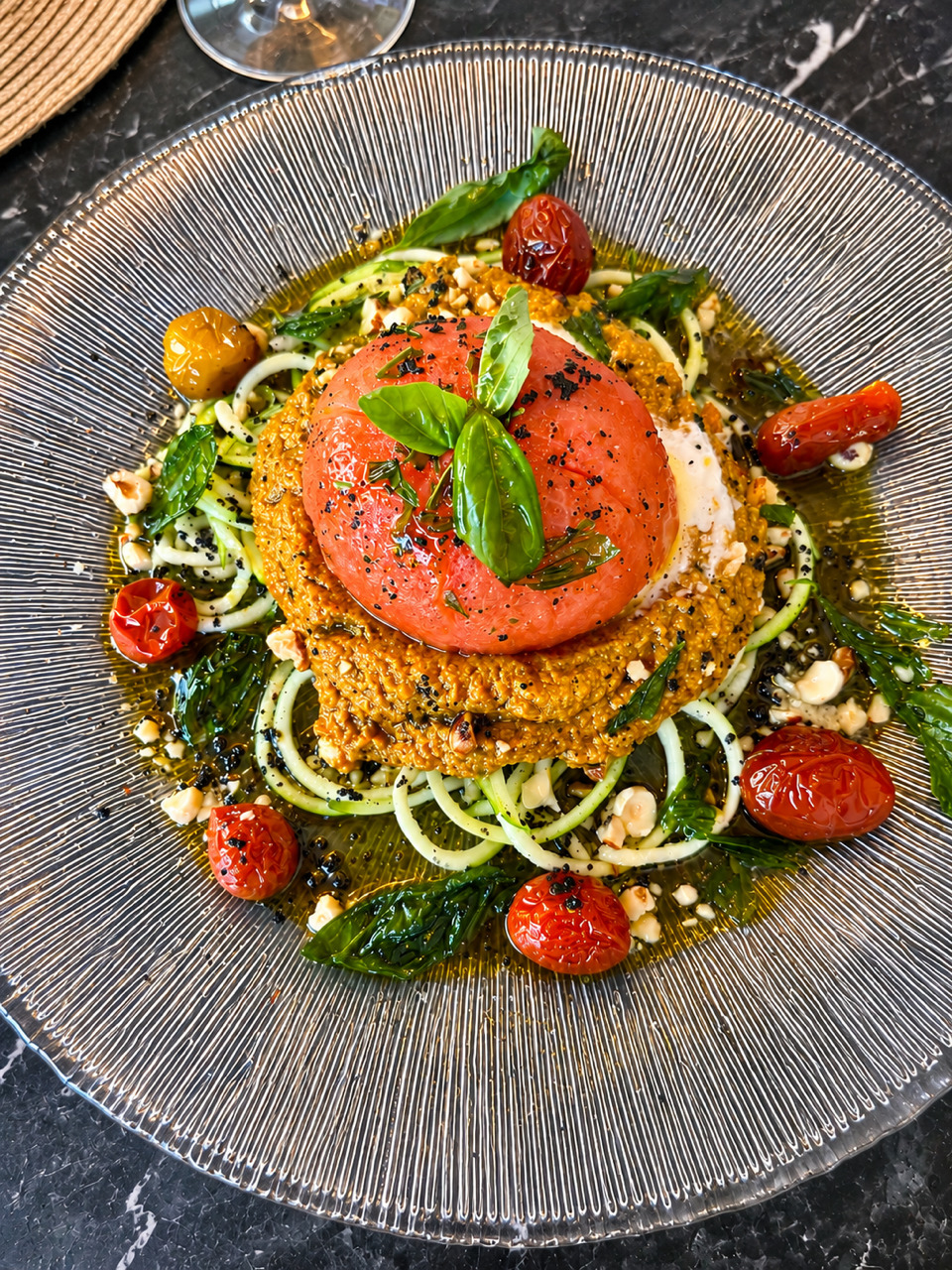 Burrata con pesto rojo de avellanas, tomates cherry y soja y jengibre