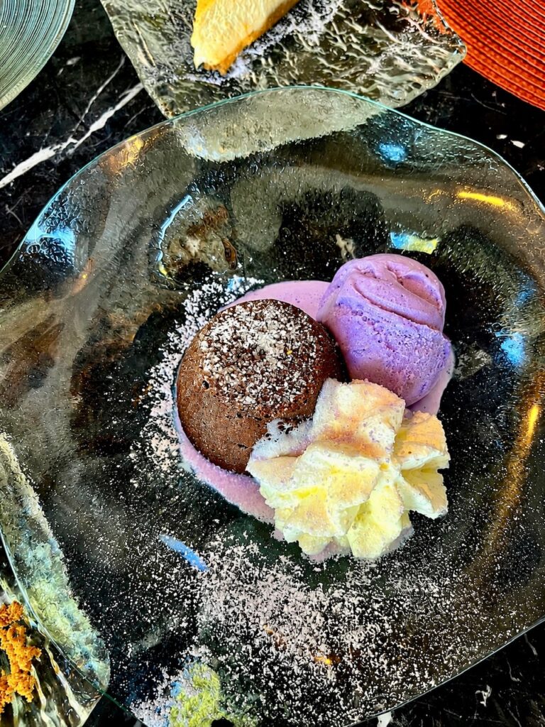 Coulant de chocolate y helado de violetas La Terrace de la Vega