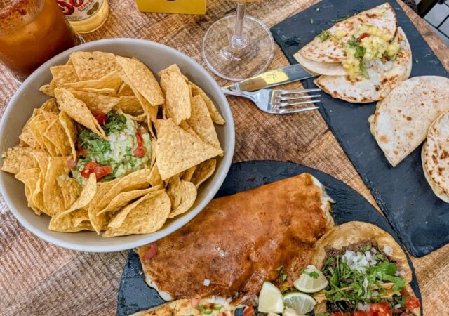 Gastronomía mexicana de TKO Tacos con tacos, margarita y michelada
