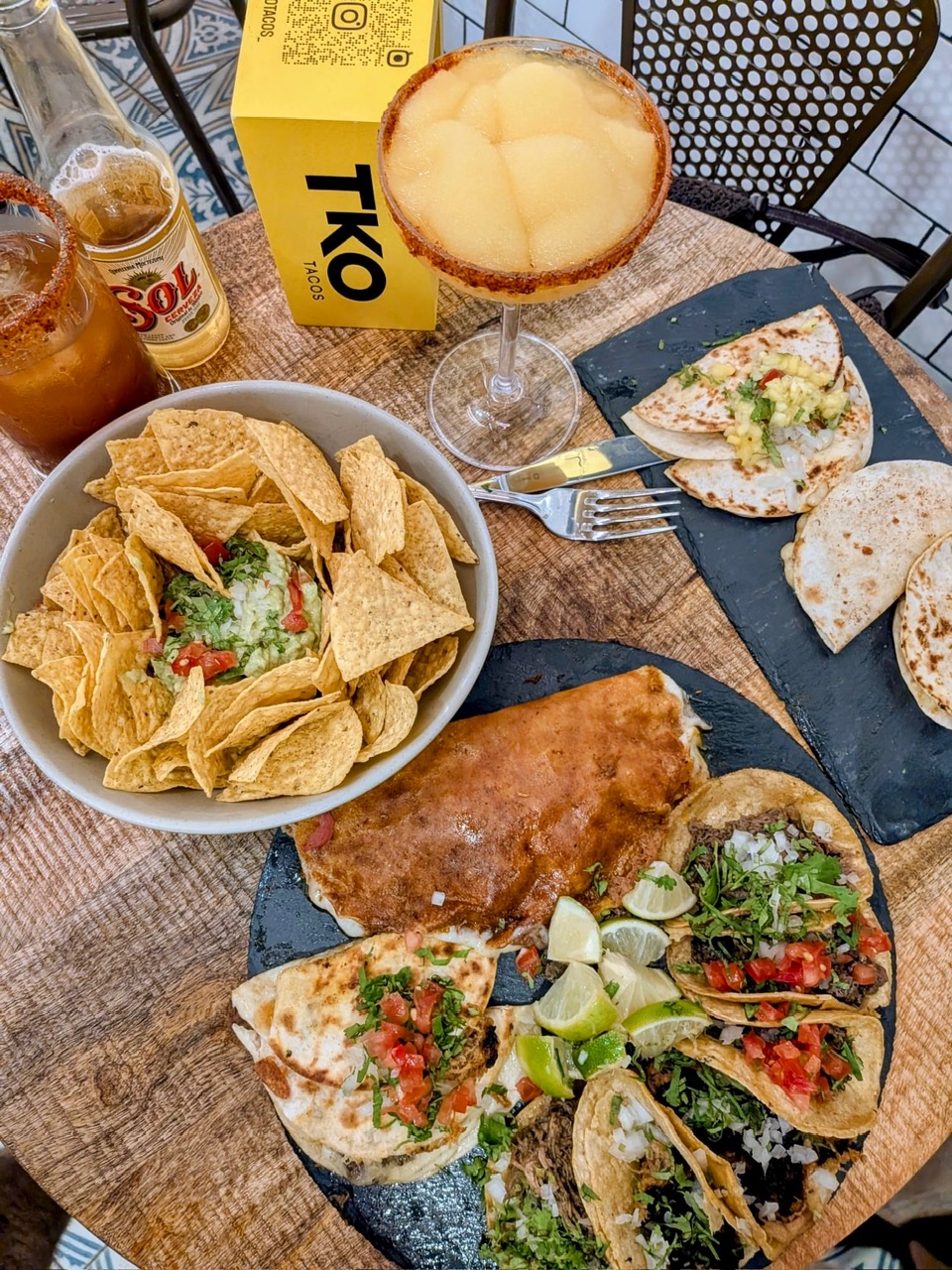 Gastronomía mexicana de TKO Tacos con tacos, margarita y michelada