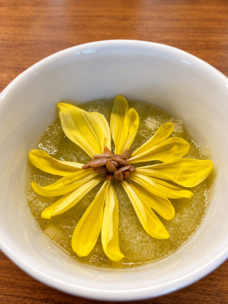Plato flores comestibles restaurante Pipilacha