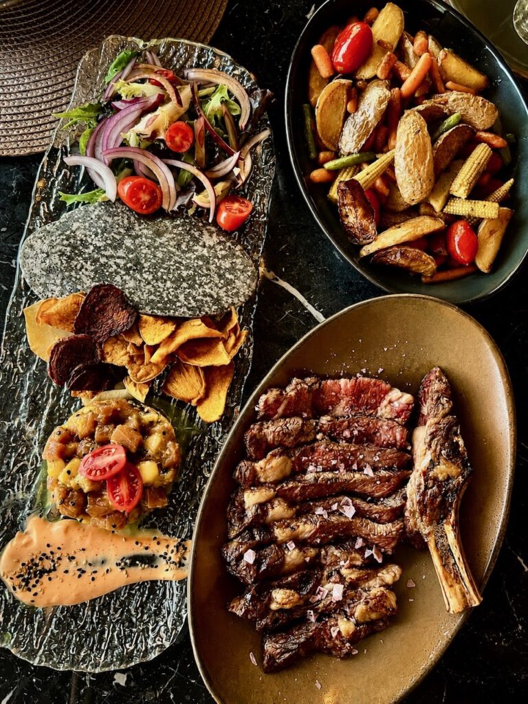 Tartar atun Balfegó y chuleton vaca rubia gallega La Terrace de la Vega