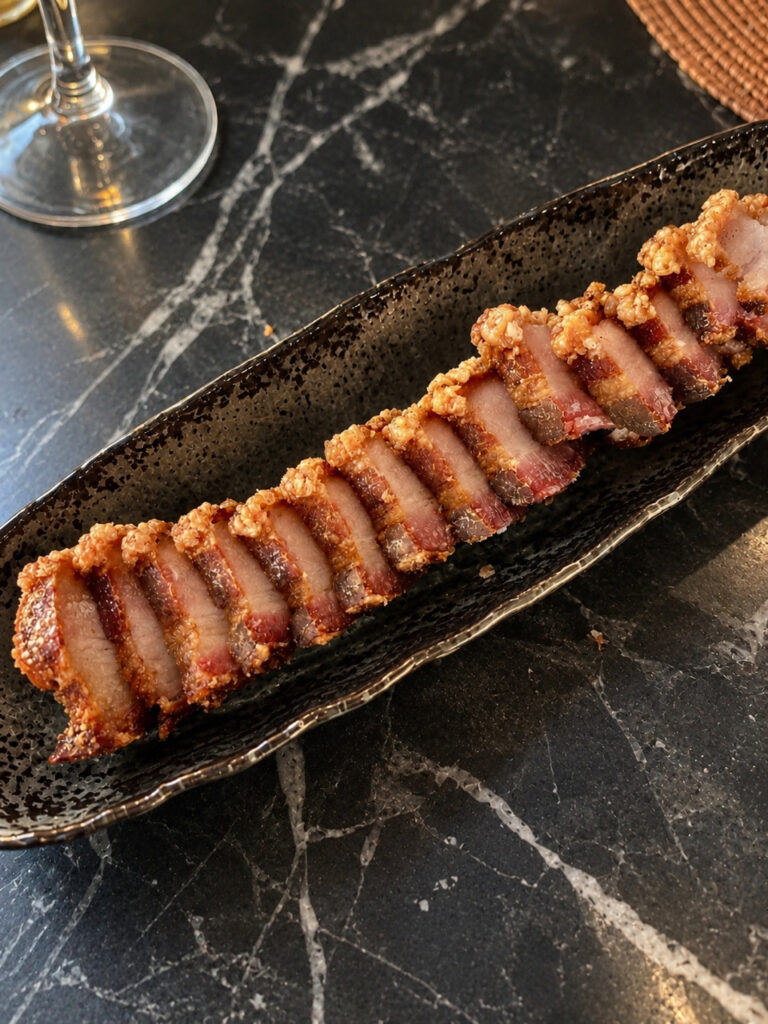 Torrezno de Soria crujiente y jugoso servido en La Terrace de la Vega, en Alcobendas.