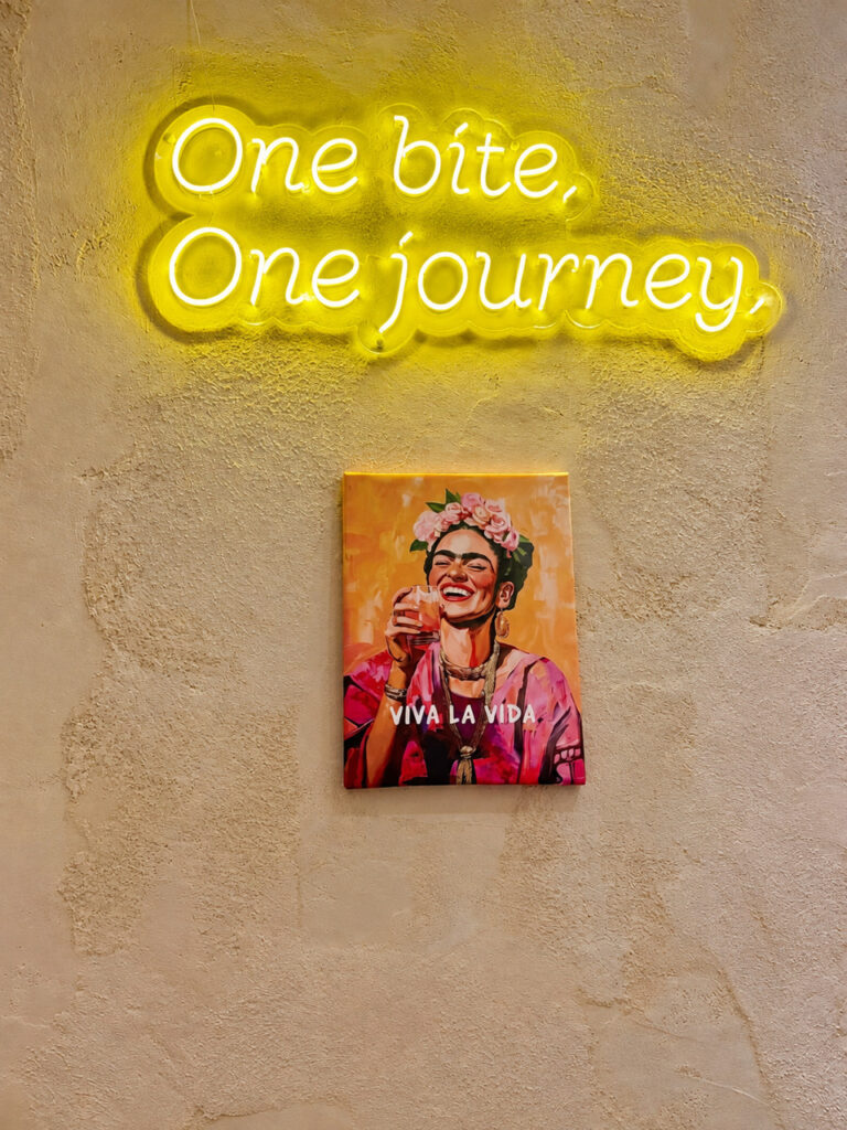Decoración de Bérgigo Bites con el neón de One Bite, One Journey