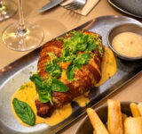 Cruasán relleno de curry rojo de gambas y hierbas aromáticas en Bértigo Bites Madrid