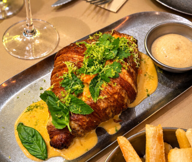 Cruasán relleno de curry rojo de gambas y hierbas aromáticas en Bértigo Bites Madrid