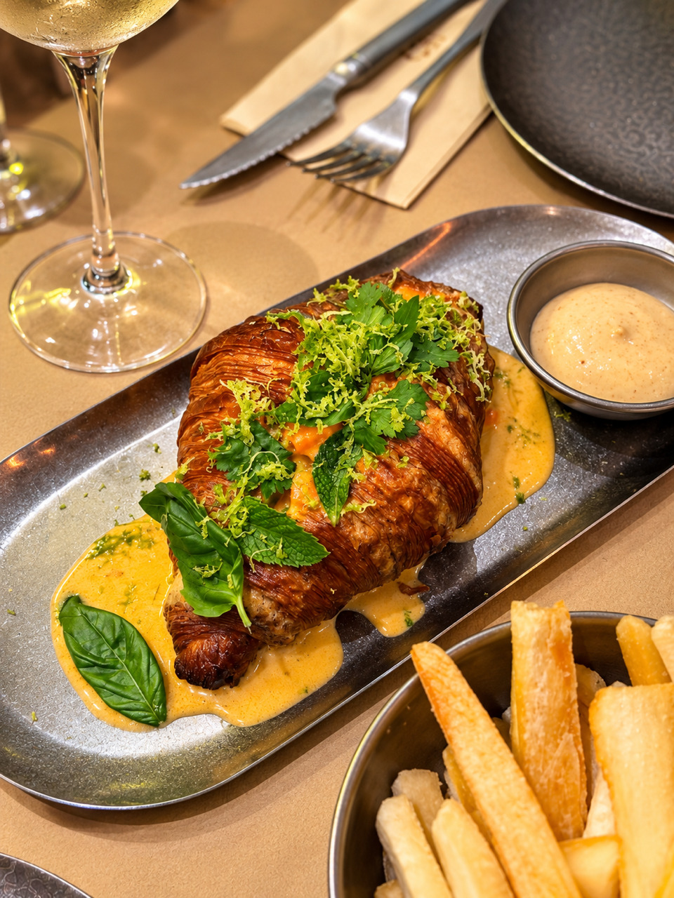 Cruasán relleno de curry rojo de gambas y hierbas aromáticas en Bértigo Bites Madrid